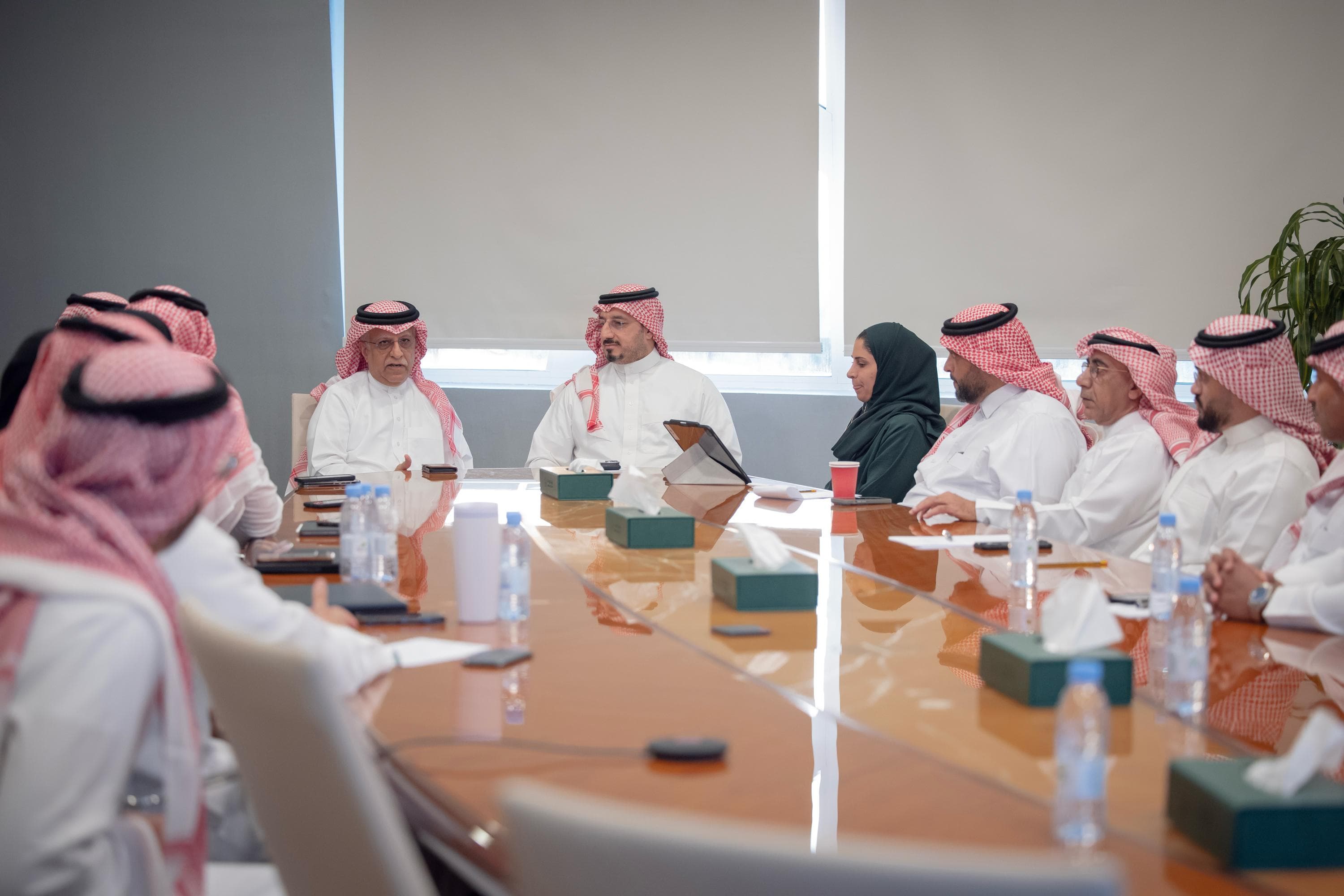 محترف يستخدم CCOS على جهاز محمول أثناء اجتماع مجلس